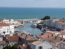 /src/images/photos/area/le-port-vu-du-clocher.jpg